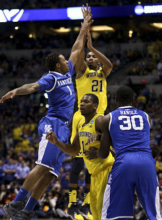 Zak Irvin (21) and Glenn Robinson III (1)