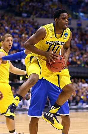 Max Bielfeldt (44) and Derrick Walton Jr. (10)