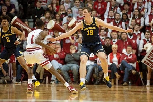 Jordan Poole (2) and Jon Teske (15)