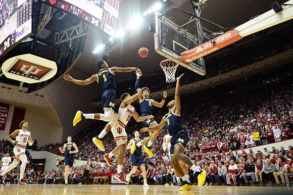 Jon Teske (15), Charles Matthews (1), Jordan Poole (2), Zavier Simpson (3), and Ignas Brazdeikis (13)