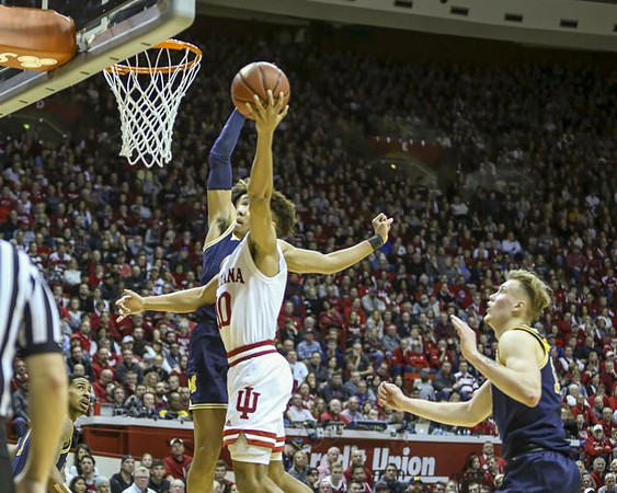 Jordan Poole (2) and Ignas Brazdeikis (13)
