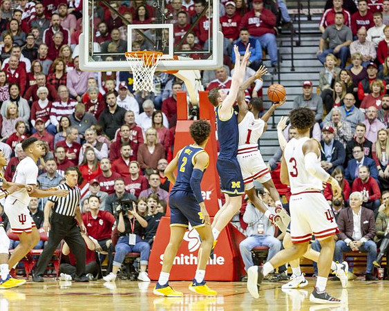 Jordan Poole (2) and Jon Teske (15)