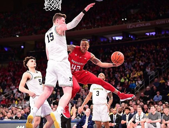 Adrien Nunez (5), Jon Teske (15), and Zavier Simpson (3)