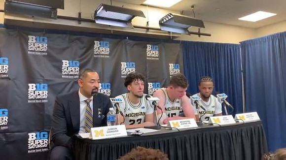 Juwan Howard, Brandon Johns Jr. (23), Jon Teske (15), and Zavier Simpson (3)