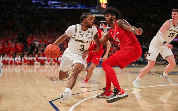Zavier Simpson (3) and Jon Teske (15)