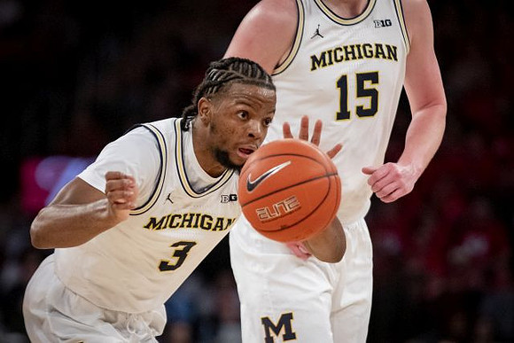 Zavier Simpson (3) and Jon Teske (15)