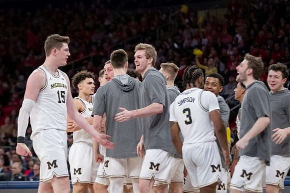 Jon Teske (15), Zavier Simpson (3), and Michigan Team