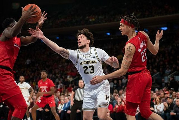 Brandon Johns Jr. (23) and Zavier Simpson (3)