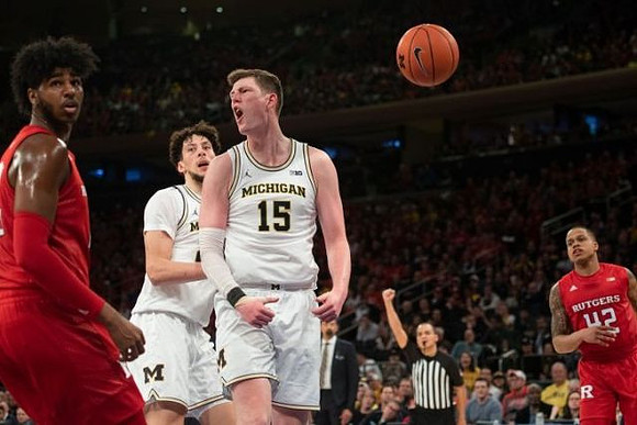 Jon Teske (15) and Brandon Johns Jr. (23)