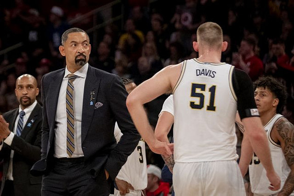 Saddi Washington, Juwan Howard, Zavier Simpson (3), Austin Davis (51), and Eli Brooks (55)