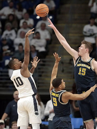 Jaaron Simmons (5) and Jon Teske (15)