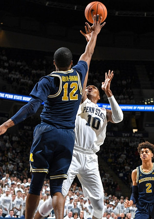 Muhammad-Ali Abdur-Rahkman (12) and Jordan Poole (2)