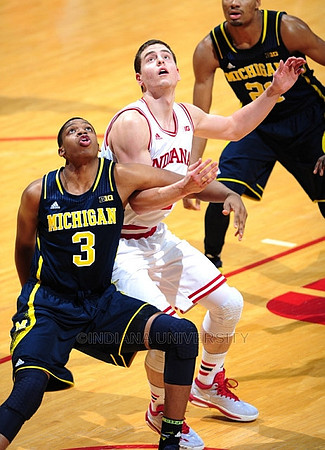 Kameron Chatman (3) and Zak Irvin (21)