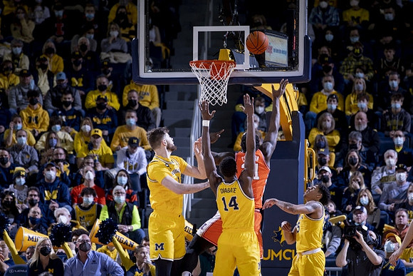 Hunter Dickinson (1), Moussa Diabate (14), and Eli Brooks (55)