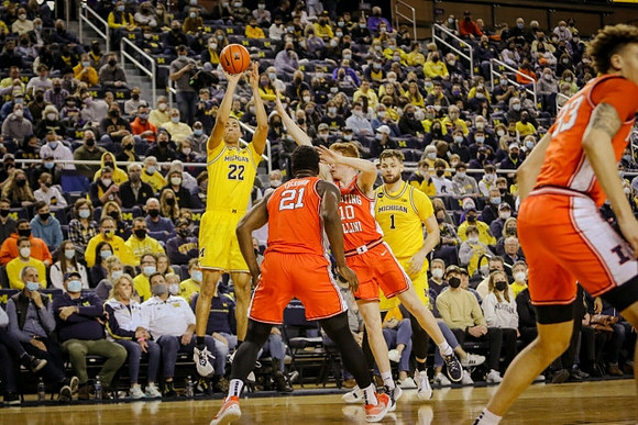 Caleb Houstan (22) and Hunter Dickinson (1)