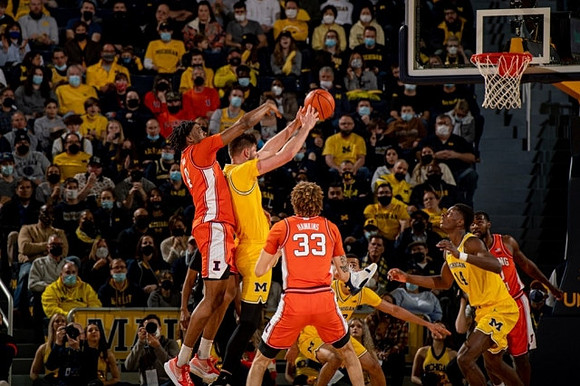 Hunter Dickinson (1), Caleb Houstan (22), and Moussa Diabate (14)