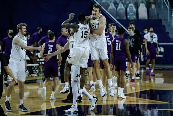 Jaron Faulds (44), Hunter Dickinson (1), Chaundee Brown Jr. (15), and Franz Wagner (21)