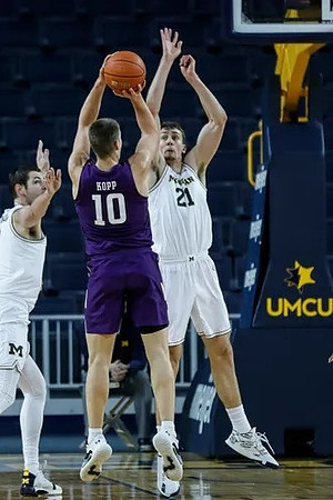 Hunter Dickinson (1) and Franz Wagner (21)
