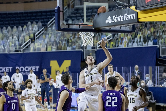 Mike Smith (12), Hunter Dickinson (1), Franz Wagner (21), and Chaundee Brown Jr. (15)