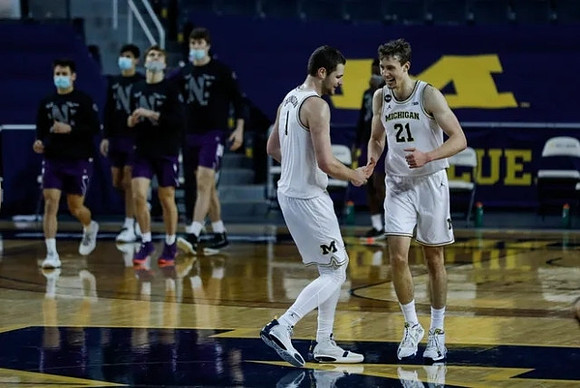Hunter Dickinson (1) and Franz Wagner (21)