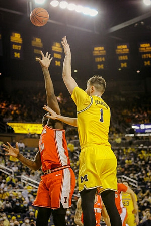 Hunter Dickinson (1) and Brandon Johns Jr. (23)