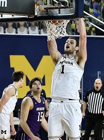 Hunter Dickinson (1) and Franz Wagner (21)