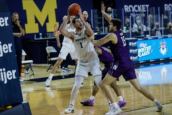 Hunter Dickinson (1) and Franz Wagner (21)