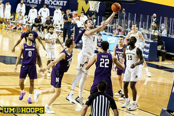 Mike Smith (12), Hunter Dickinson (1), Chaundee Brown Jr. (15), and Franz Wagner (21)