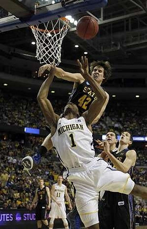 Glenn Robinson III (1) and Nik Stauskas (11)