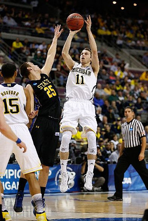 Jon Horford (15) and Nik Stauskas (11)