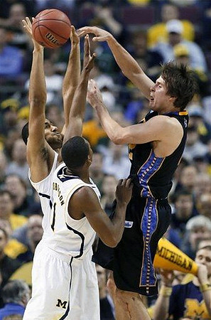 Jon Horford (15) and Glenn Robinson III (1)