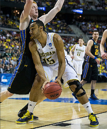 Jon Horford (15) and Nik Stauskas (11)