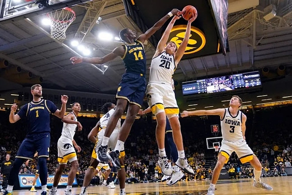 Moussa Diabate (14) and Hunter Dickinson (1)