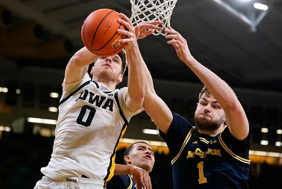 Caleb Houstan (22) and Hunter Dickinson (1)