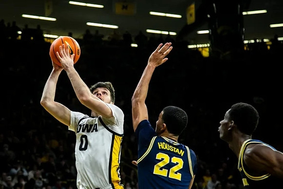 Caleb Houstan (22) and Moussa Diabate (14)