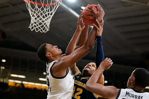 DeVante' Jones (12)