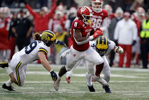 Jordan Glasgow (29) and Khaleke Hudson (7)