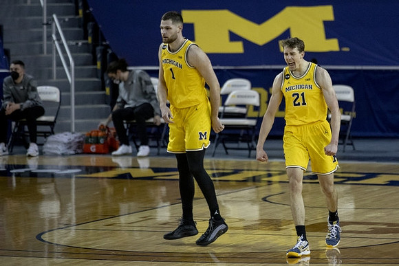 Hunter Dickinson (1) and Franz Wagner (21)