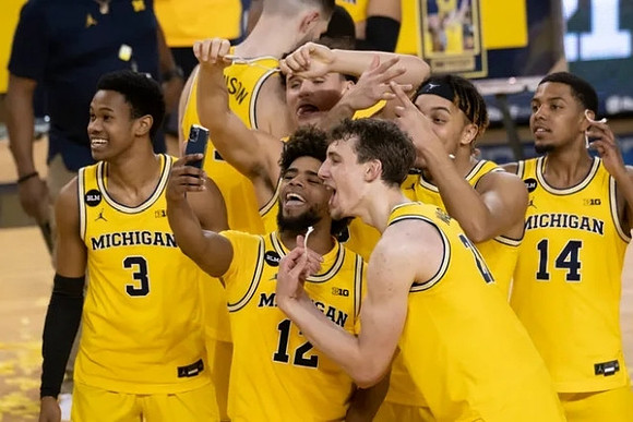 Mike Smith (12), Franz Wagner (21), and Michigan Team