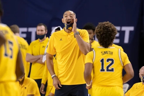 Mike Smith (12) and Juwan Howard