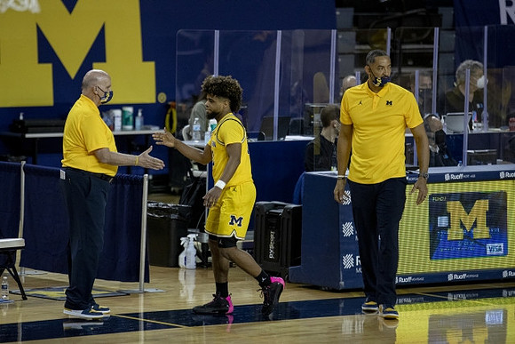 Phil Martelli, Mike Smith (12), and Juwan Howard
