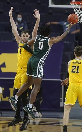 Hunter Dickinson (1) and Franz Wagner (21)