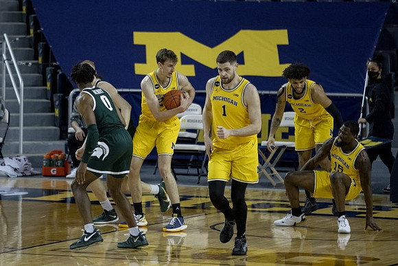 Franz Wagner (21), Hunter Dickinson (1), Isaiah Livers (2), and Chaundee Brown Jr. (15)