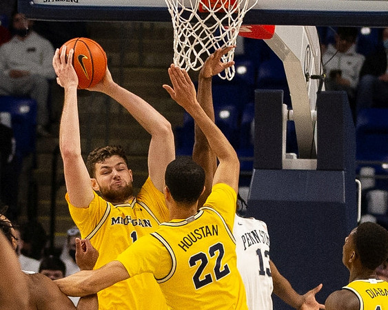 Hunter Dickinson (1), Caleb Houstan (22), and Moussa Diabate (14)