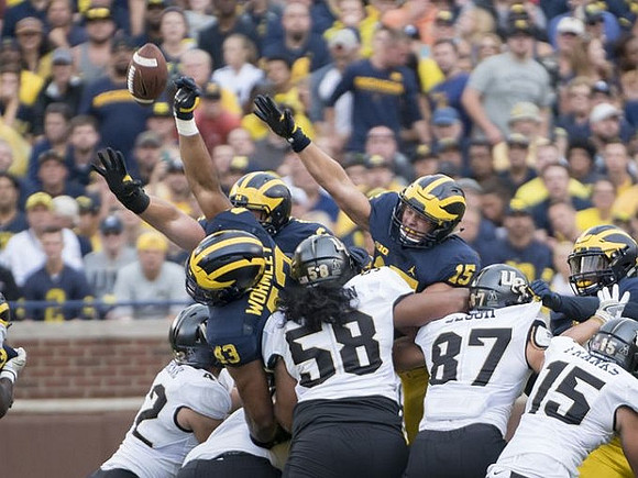 Chris Wormley (43) and Chase Winovich (15)