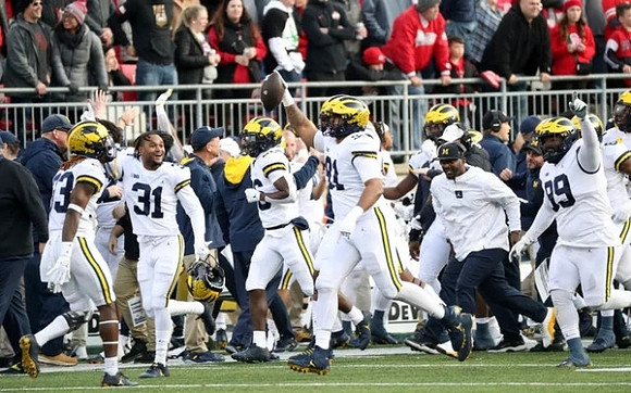 Taylor Upshaw (91) and Michigan Team