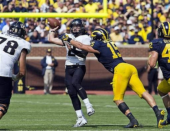 Chase Winovich (15) and Ben Gedeon (42)