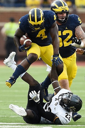 De'Veon Smith (4) and Mason Cole (52)