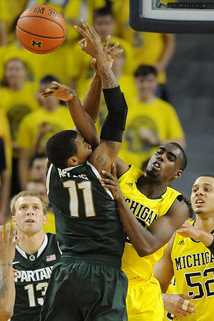 Tim Hardaway Jr. (10) and Jordan Morgan (52)