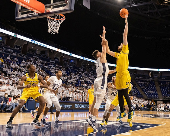 Moussa Diabate (14), Hunter Dickinson (1), and Caleb Houstan (22)